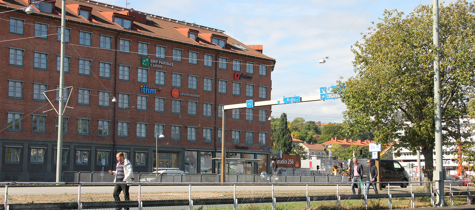 Mölndalsån och Mölndalsvägen passerar utmed Platzer fastighet.